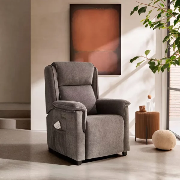 Sillón modelo PO visto de frente en una habitación