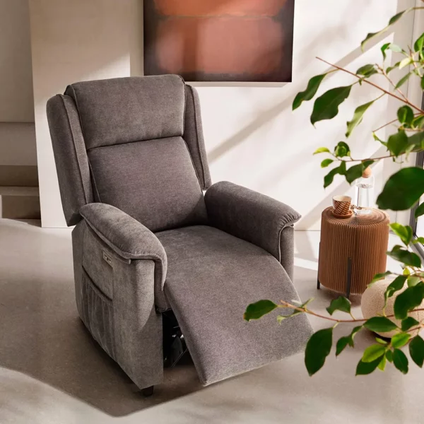Sillón modelo PO visto de frente abierto en una habitación