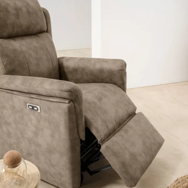 Detalle del sillón modelo ROM en una habitación