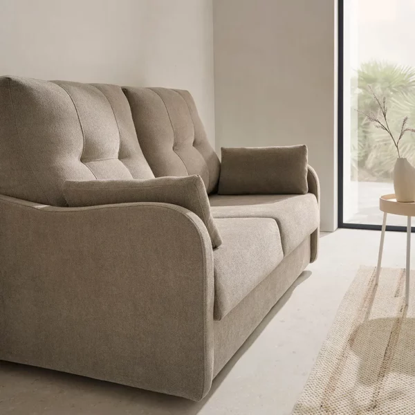 Lateral del sofá cama modelo MIN en un salón