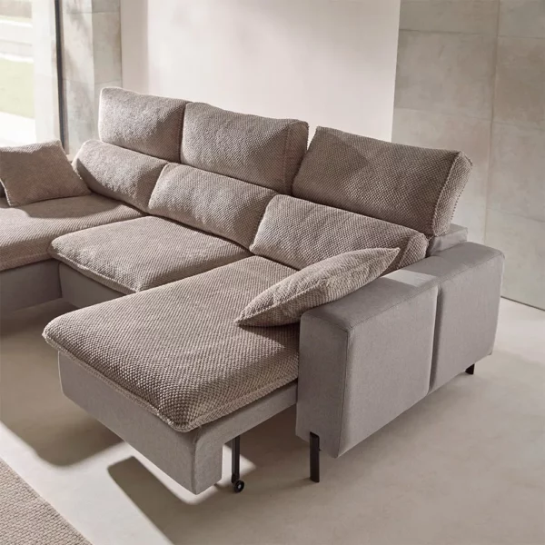Detalle del sofá deslizante modelo CO en forma de L en un salón