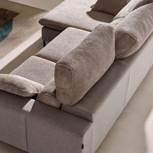 Detalle de la parte trasera del sofá deslizante modelo CO en forma de L en un salón
