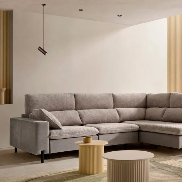 Sofá deslizante modelo CO en forma de L en un salón