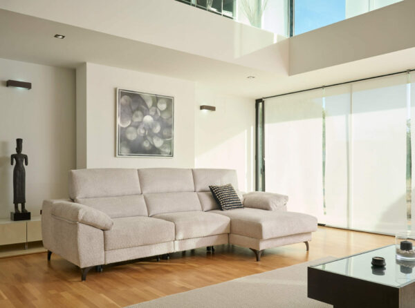 Sofá deslizante modelo LON en forma de L, color beige en un salón