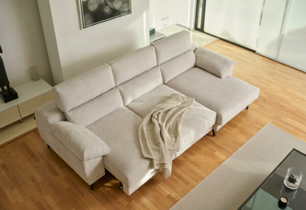 Sofá deslizante modelo LON en forma de L, color beige en un salón, vista desde arriba y sofá abierto