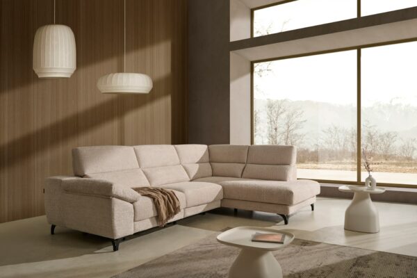 Sofá deslizante modelo LON en forma de L, color beige, en un salón
