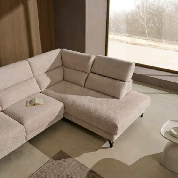Sofá deslizante modelo LON en forma de L, color beige, en un salón