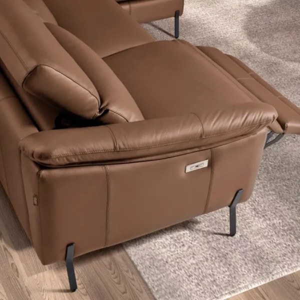 Detalle del lateral del sofá Relax modelo TE en un salón